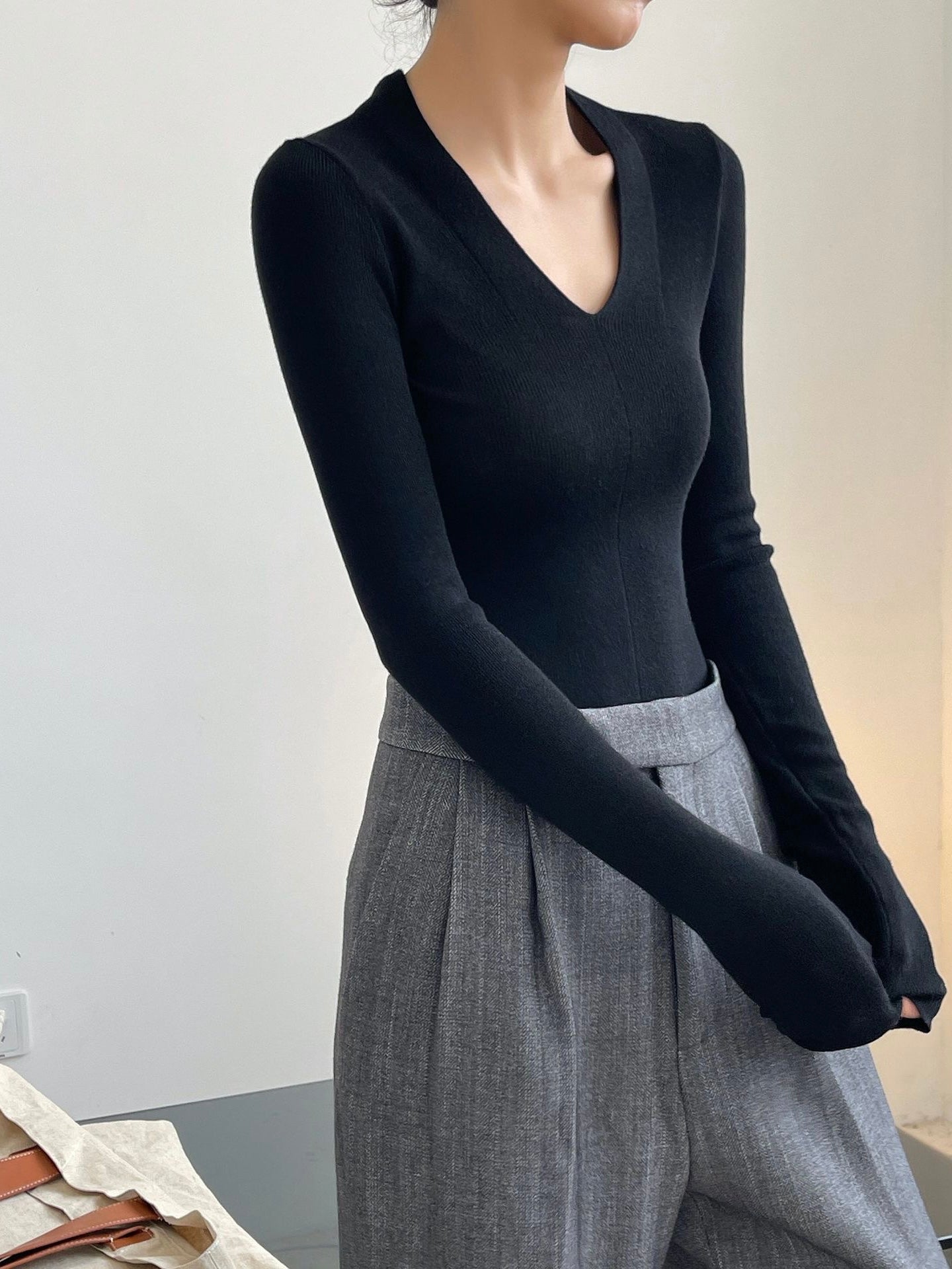 修身V领羊毛打底衫Long Sleeve V Neck Top – Duck5tudio