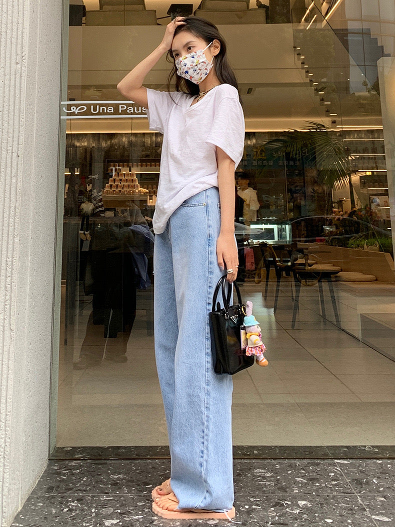 浅蓝色破洞水洗磨毛牛仔裤Light distressed jeans