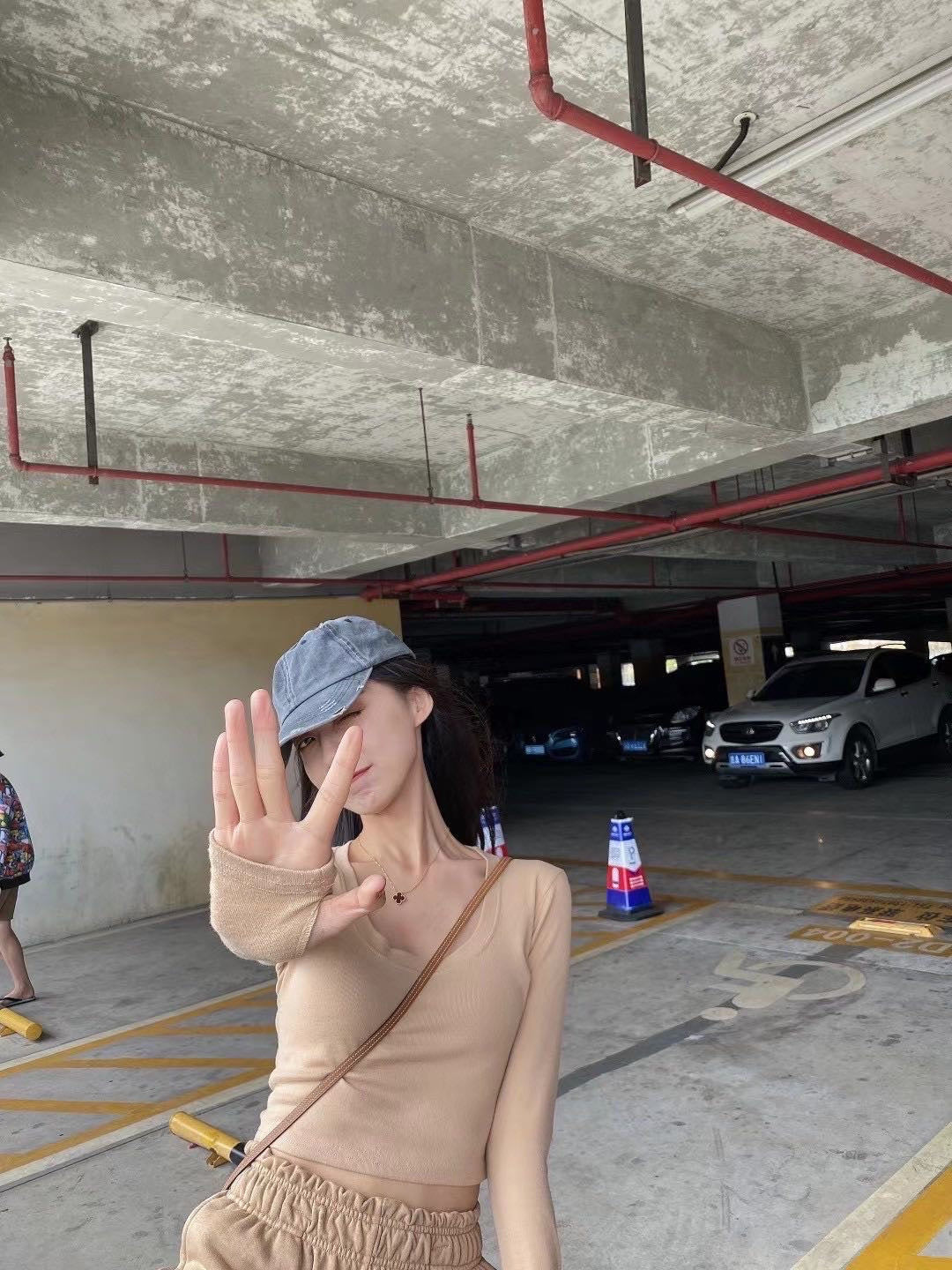 卡其色U型领口打底衫Khaki Crop Top
