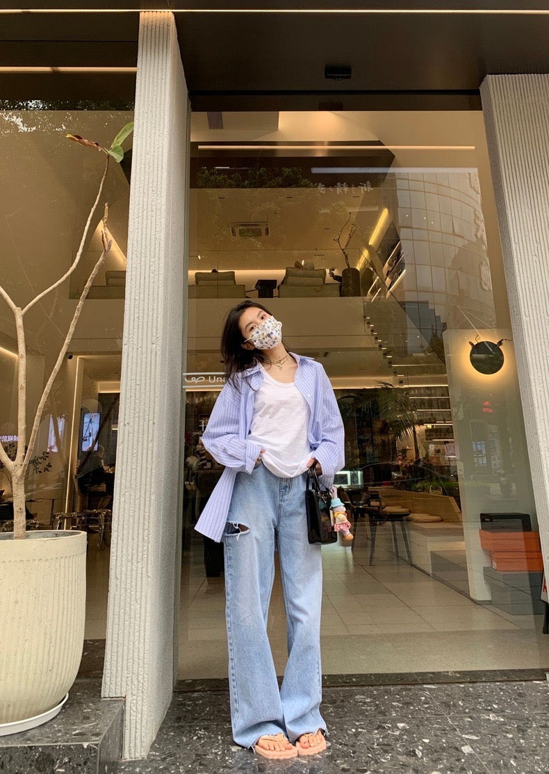 浅蓝色破洞水洗磨毛牛仔裤Light distressed jeans