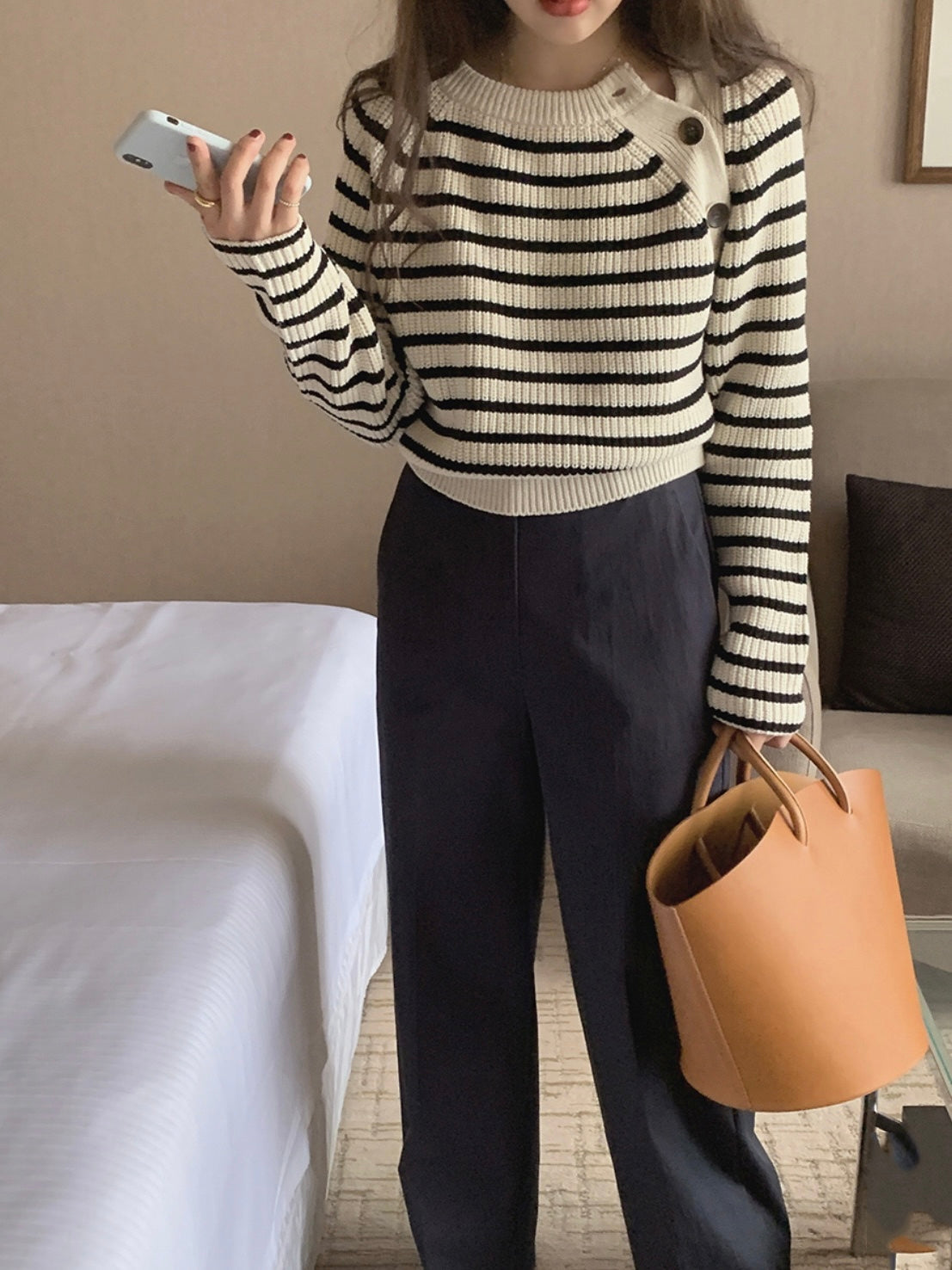 韩系博主条纹短款毛衣Diagonal Button Stripe Sweater