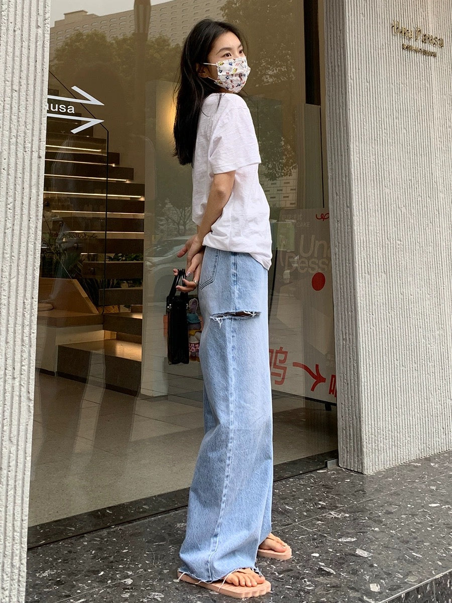 浅蓝色破洞水洗磨毛牛仔裤Light distressed jeans