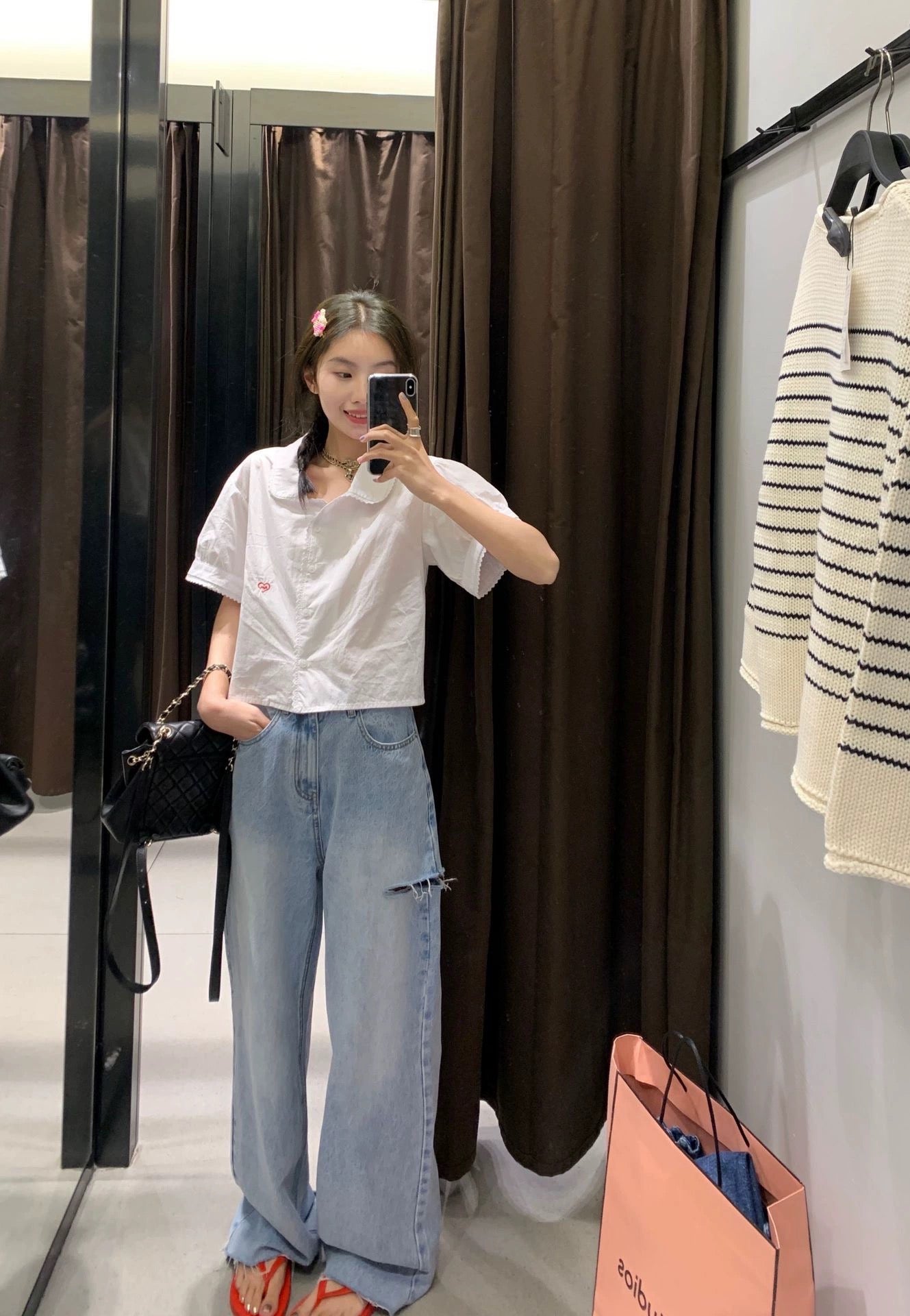 浅蓝色破洞水洗磨毛牛仔裤Light distressed jeans