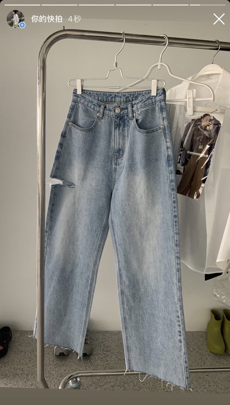 浅蓝色破洞水洗磨毛牛仔裤Light distressed jeans