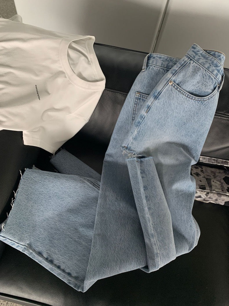 浅蓝色破洞水洗磨毛牛仔裤Light distressed jeans