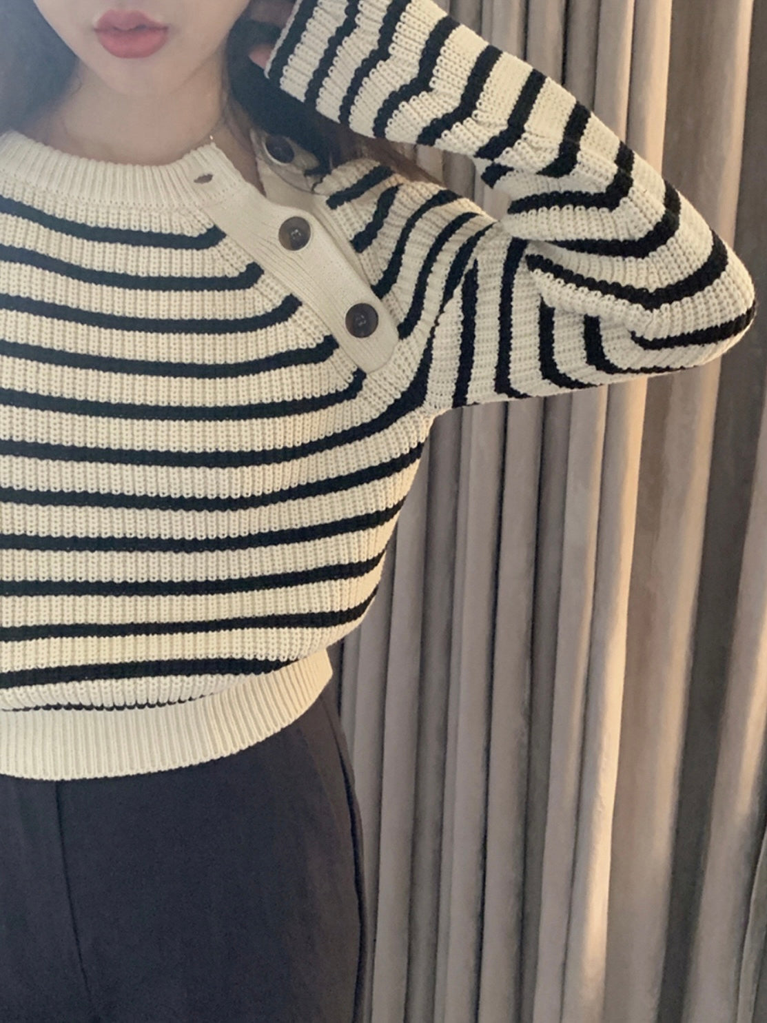 韩系博主条纹短款毛衣Diagonal Button Stripe Sweater