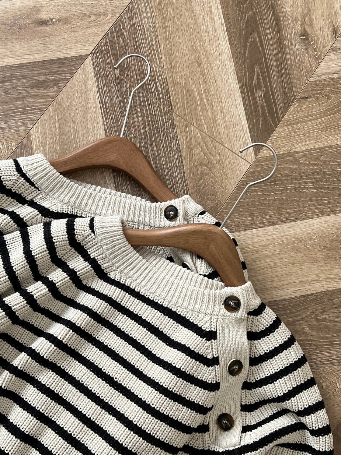 韩系博主条纹短款毛衣Diagonal Button Stripe Sweater