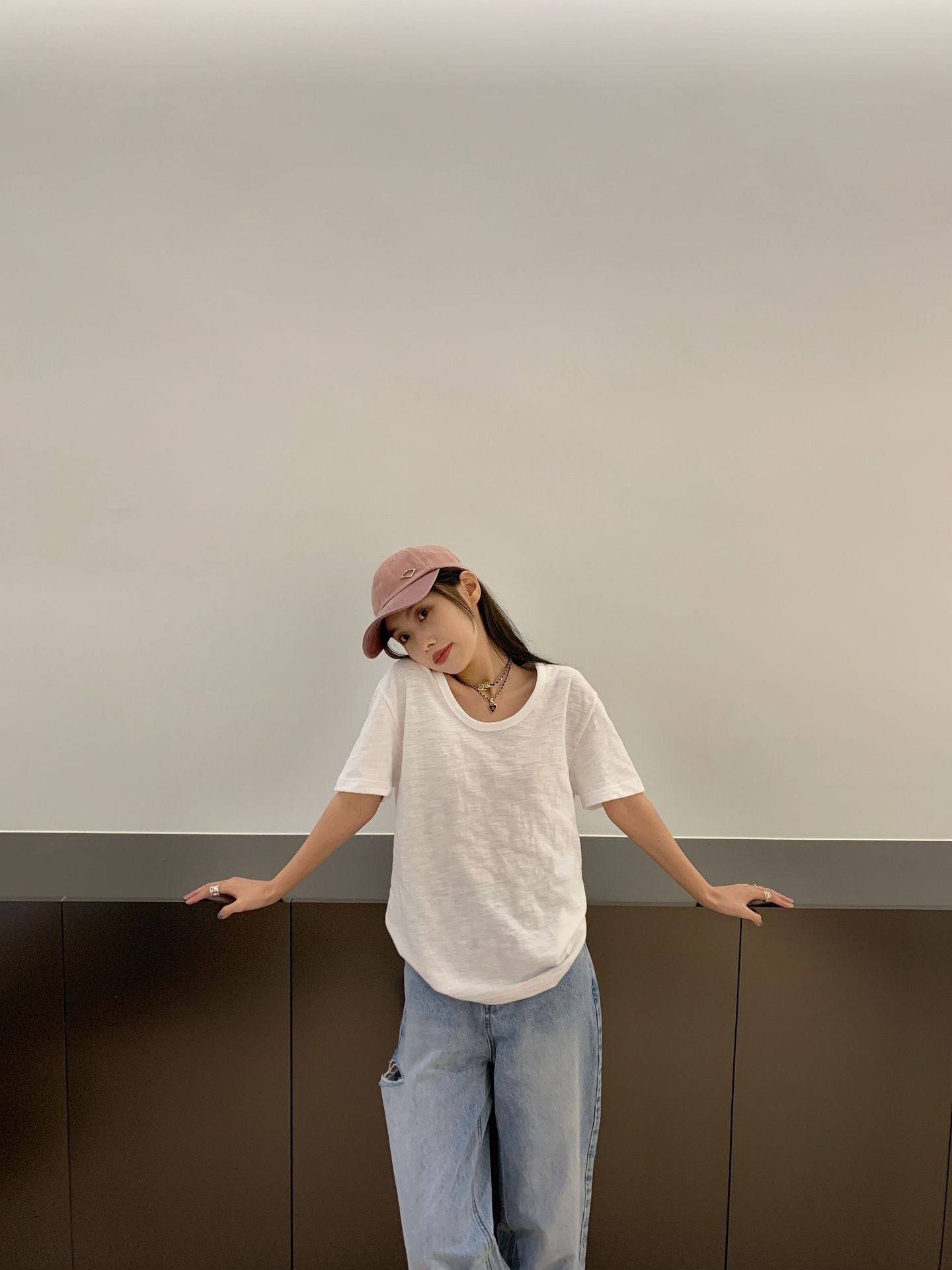 浅蓝色破洞水洗磨毛牛仔裤Light distressed jeans