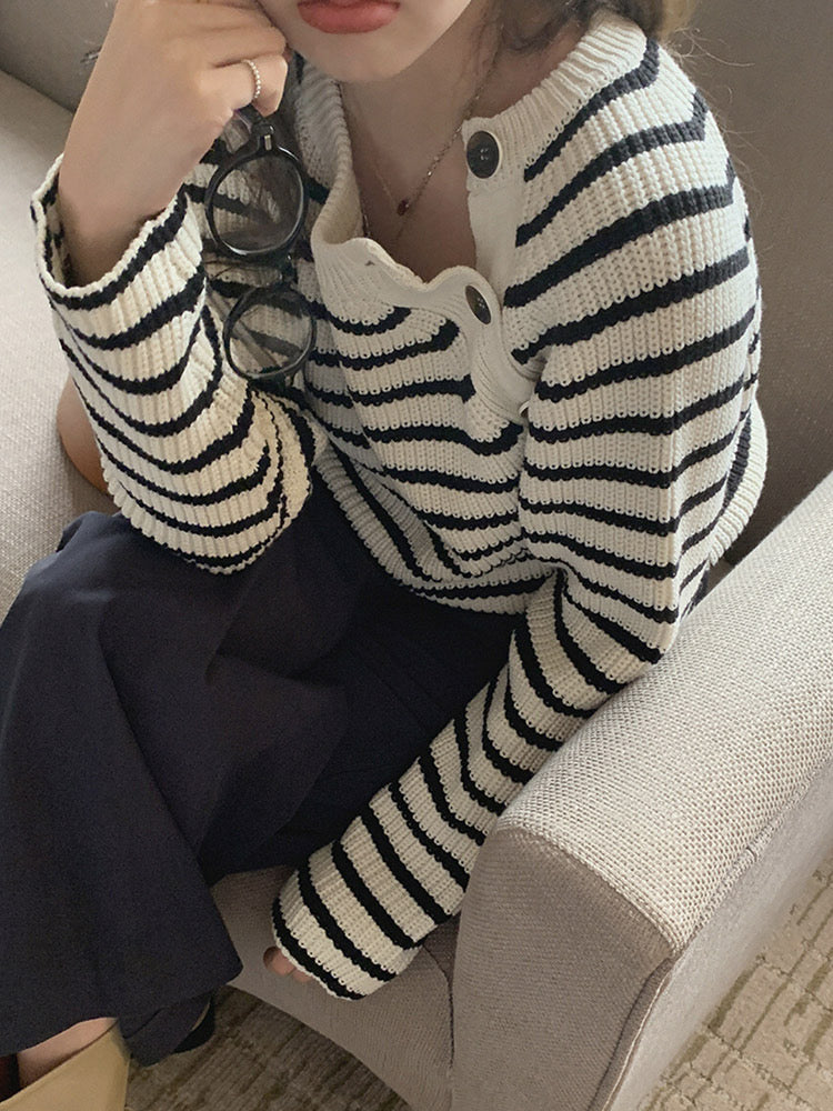 韩系博主条纹短款毛衣Diagonal Button Stripe Sweater