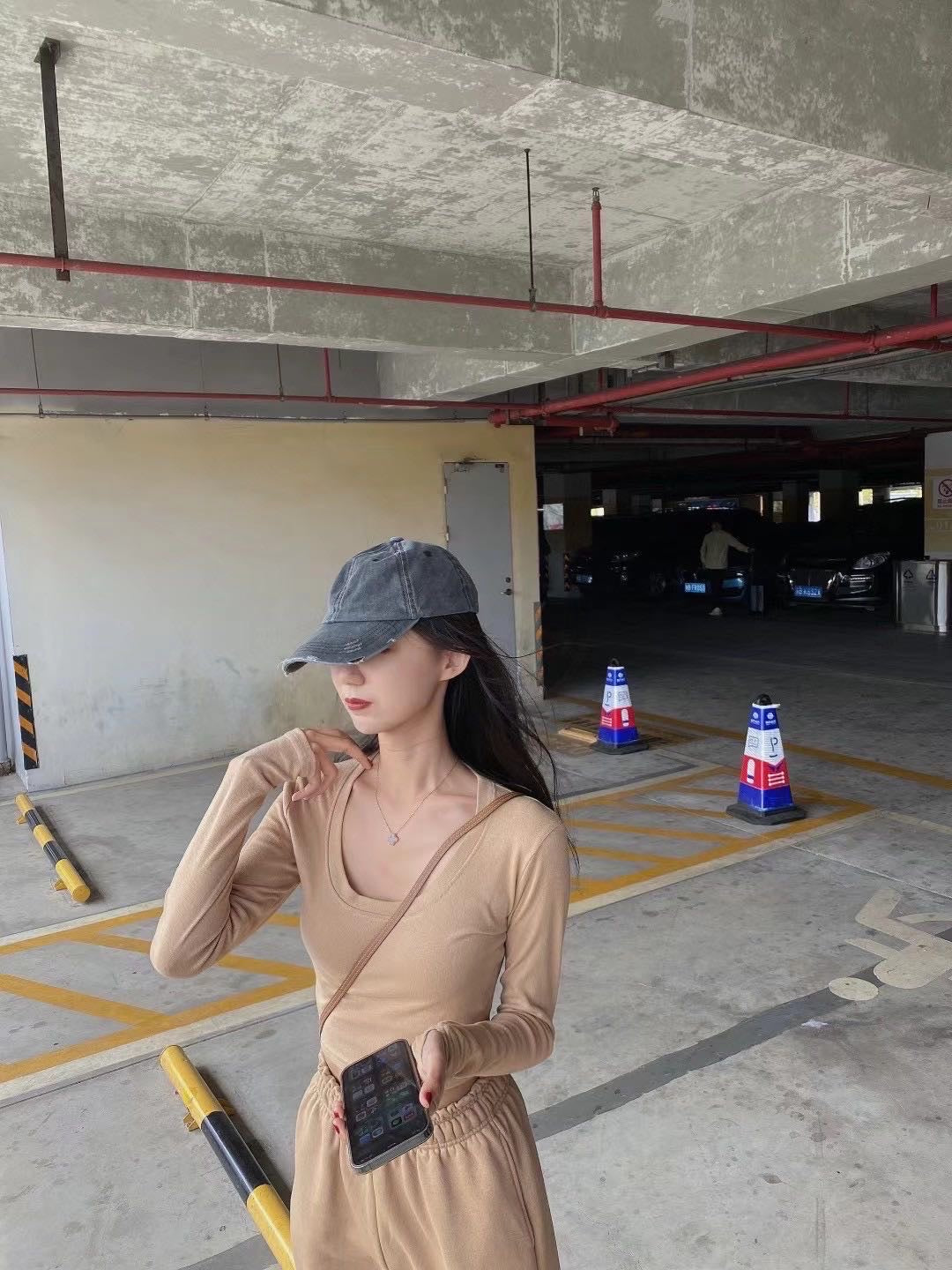 卡其色U型领口打底衫Khaki Crop Top