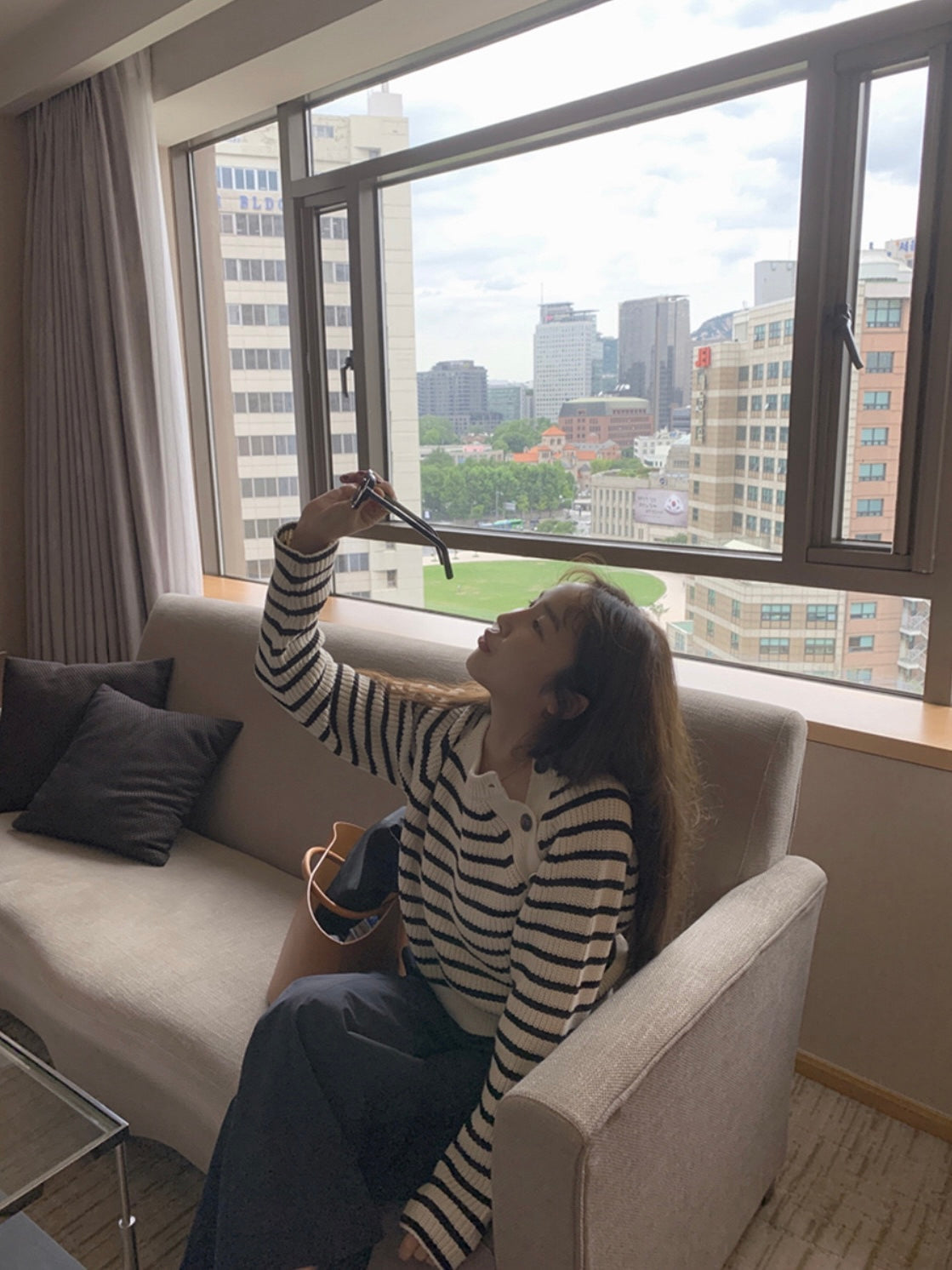 韩系博主条纹短款毛衣Diagonal Button Stripe Sweater