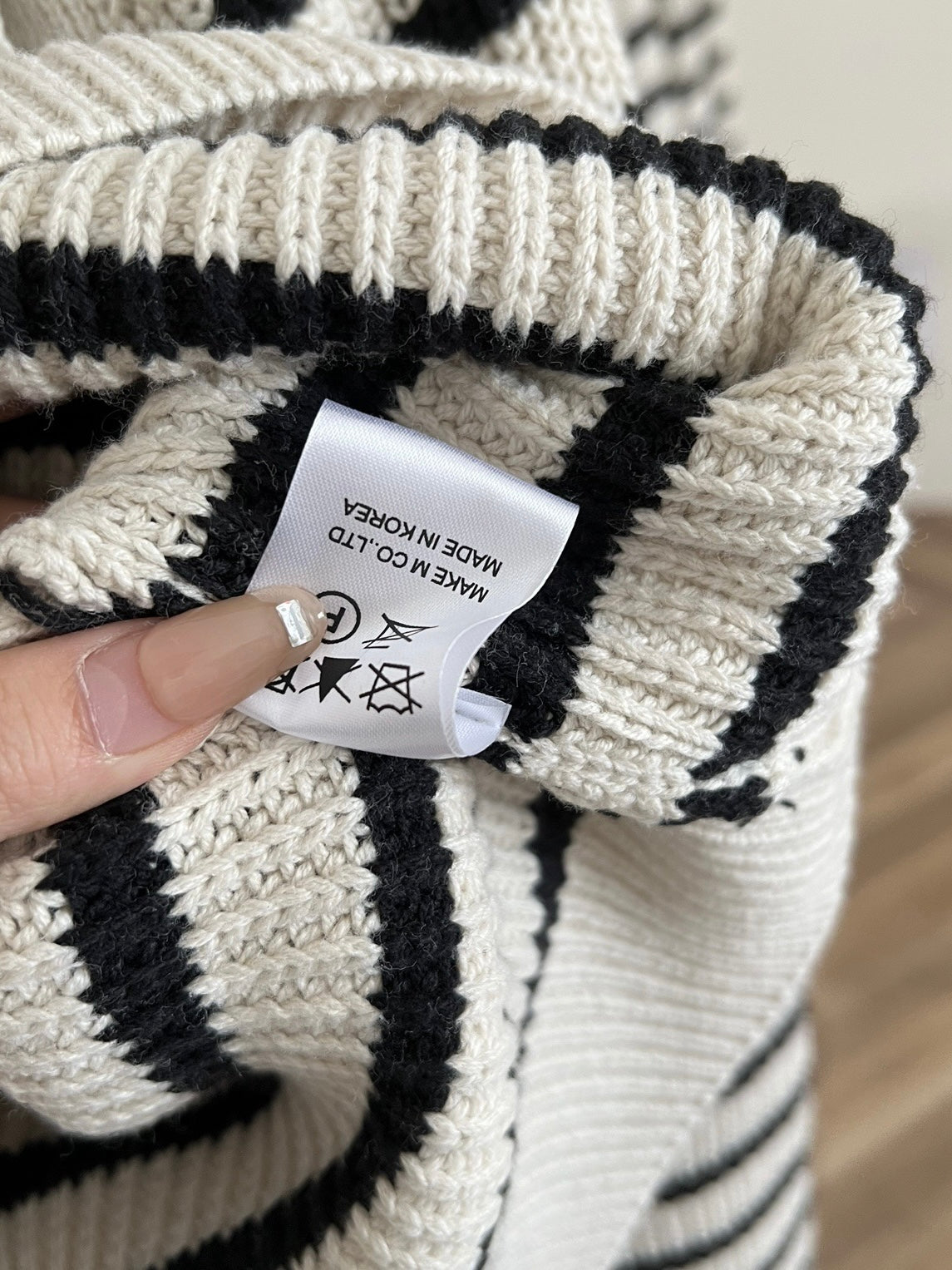 韩系博主条纹短款毛衣Diagonal Button Stripe Sweater