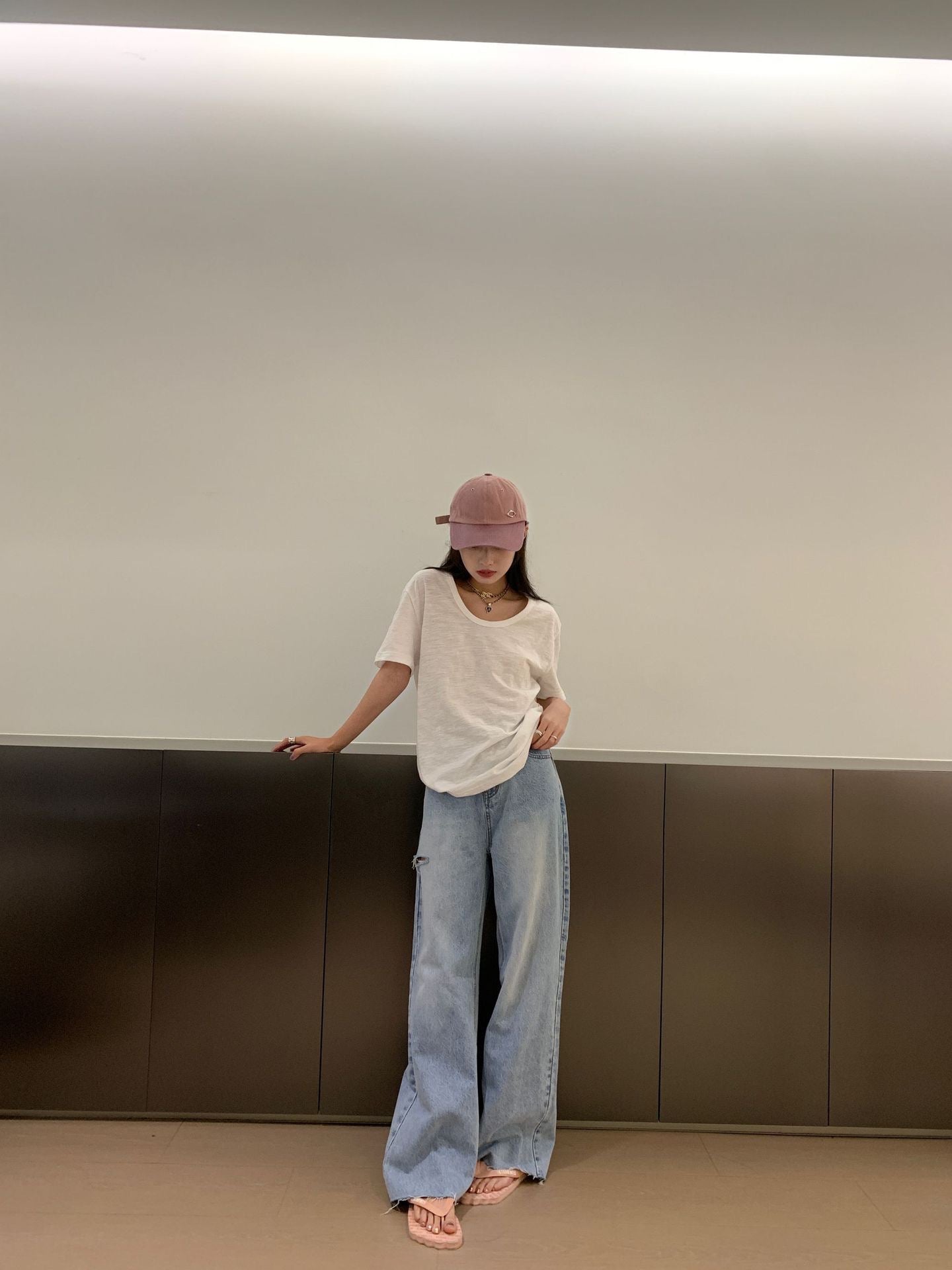 浅蓝色破洞水洗磨毛牛仔裤Light distressed jeans