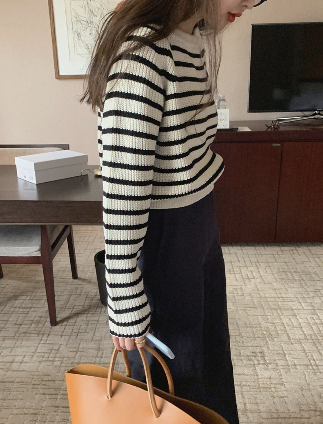 韩系博主条纹短款毛衣Diagonal Button Stripe Sweater
