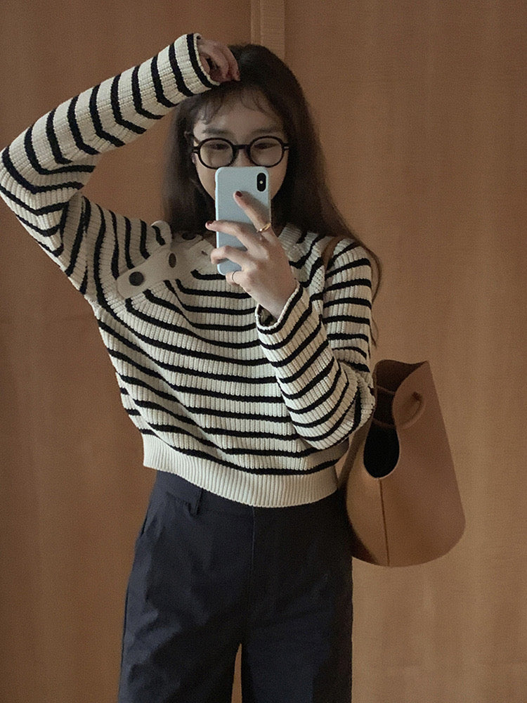 韩系博主条纹短款毛衣Diagonal Button Stripe Sweater