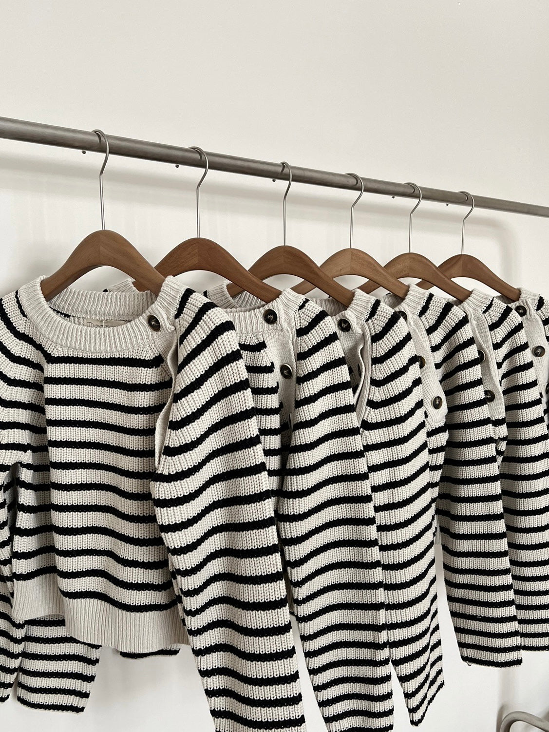 韩系博主条纹短款毛衣Diagonal Button Stripe Sweater