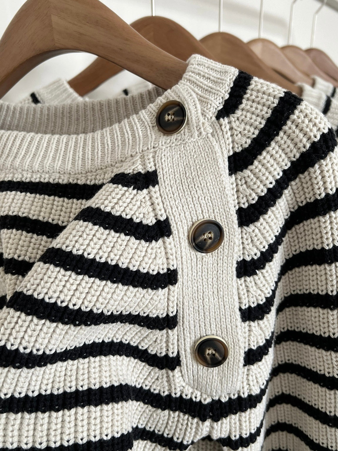 韩系博主条纹短款毛衣Diagonal Button Stripe Sweater