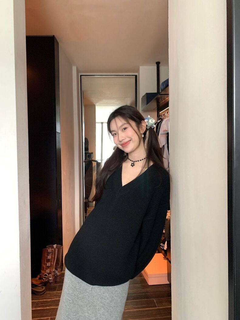 极简黑V领套头毛衣Black V-neck Jumper