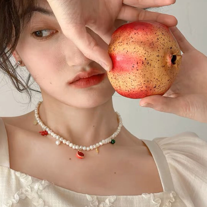 带珍珠的金色多层项链