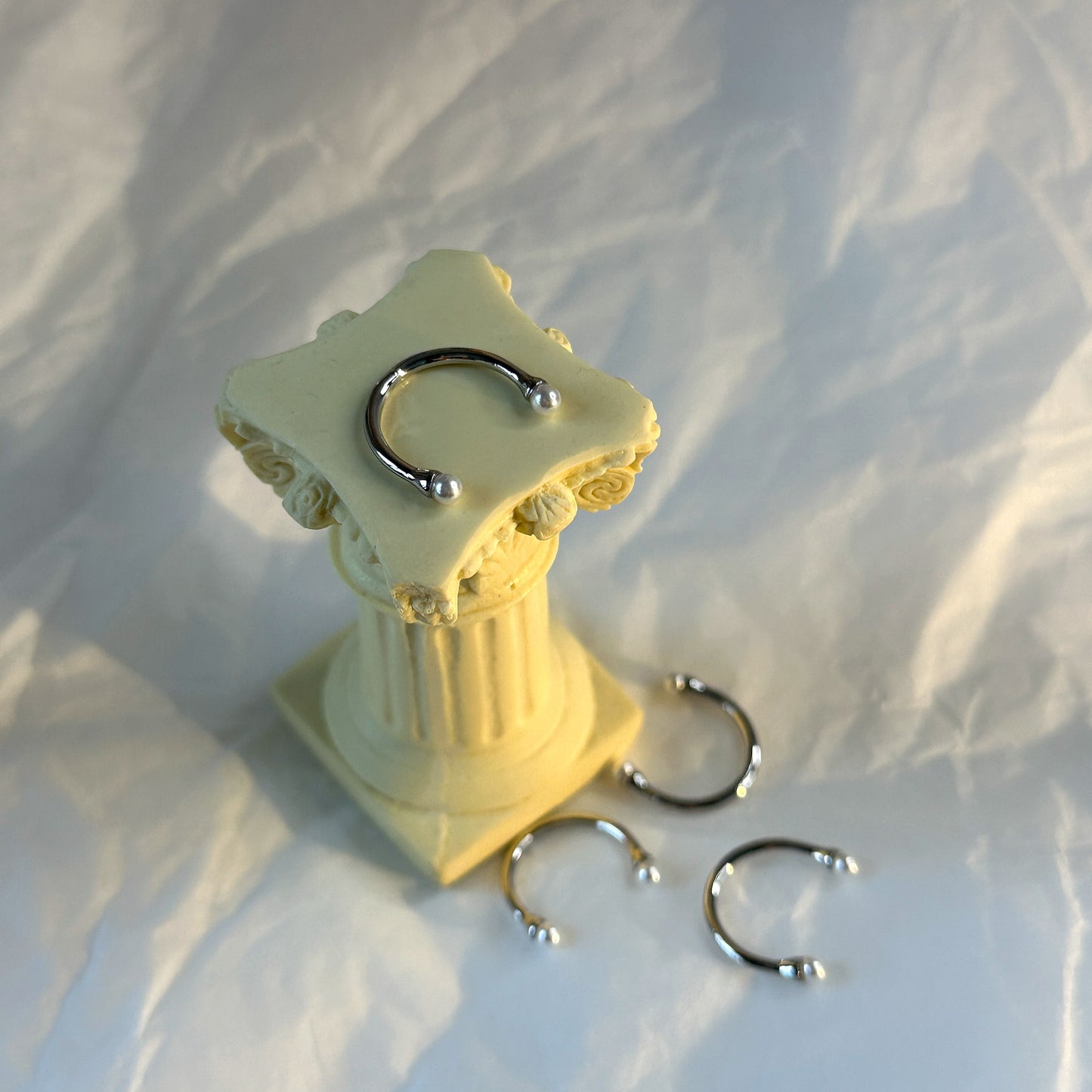 1 Piece Silver-Plated Omega Shape Ring with Pearls